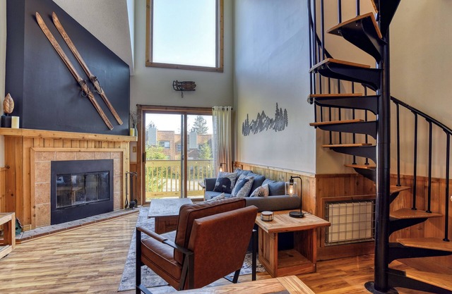 Sunset facing slopeside condo! Walking distance to Village & pet friendly!