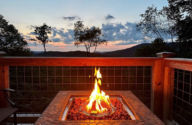 Sunset Mtn View*Hot Tub*Massage Chair*Game Rm*Hiking*near Hatley Pointe*Fire Pit