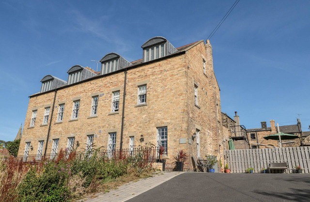 SUNSET POINT, family friendly, character holiday cottage in Alnmouth