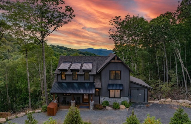 Sunset Ridge at Eagles Nest - near Winery, views, hot tub, dog friendly