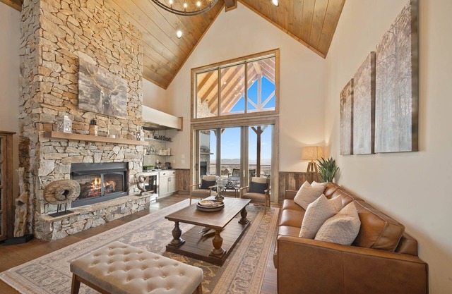 Sunset Valley - Luxury Home in The Lodges at Eagles Nest
