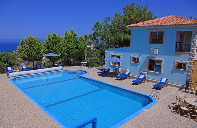 Sunset views, Air- conditioned, huge pool, private parking