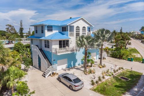 Sunset Views Steps From the Beach With Elevator Duplex