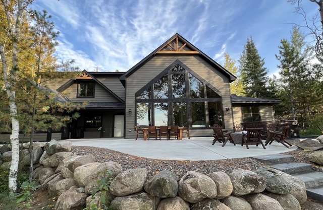 SUNSETS OVER GIANTS RIDGE - LUXURY HOME 5 MINS FROM SKI & GOLF!