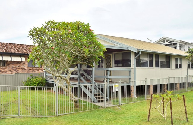 Sunshine Cottage - walk to the beach