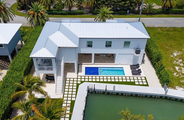 Sunshine Getaway in KCB Luxury Pool Home