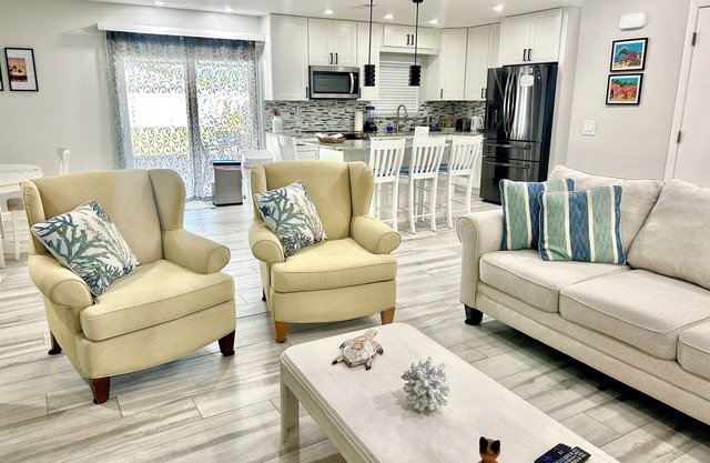 Sunshine home, 6 miles to AnnaMaria Island & IMG, Pet Allow/Additional Fee
