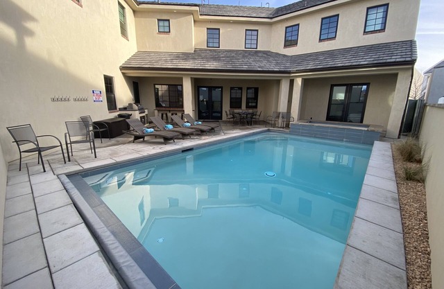 SUNSHINE VILLA.SLEEPS 30, 8 BR, 8 BA, NEW 2023. Pool/Spa, Super nice and Roomy.