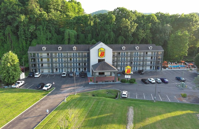 Super 8 by Wyndham Pigeon Forge Dollywood Lane