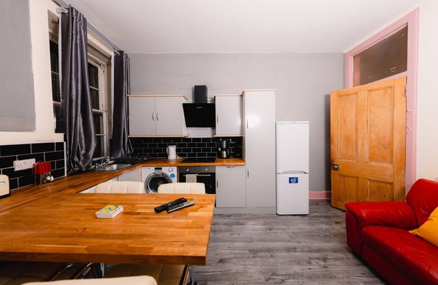 Super Central 4 Bedrooms Apartment by Calton Hill
