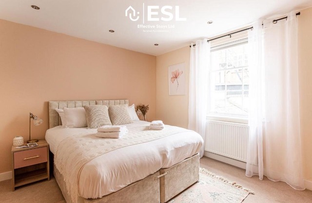 Super Central - Quiet - 2 Bedroom Cottage