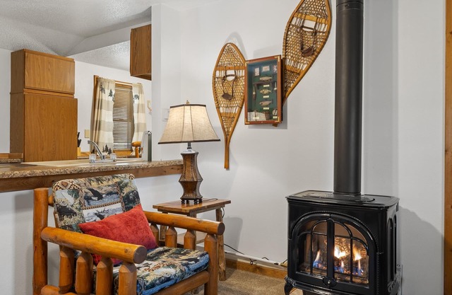 Super Clean Cabin Thirty Minutes from Mt Rushmore - In Rapid City On Canyon Lake Thirty Minutes from Mt Rushmore