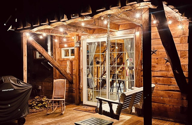 Super Cozy Adirondack Cabin - PRIME Location - Close to it All!