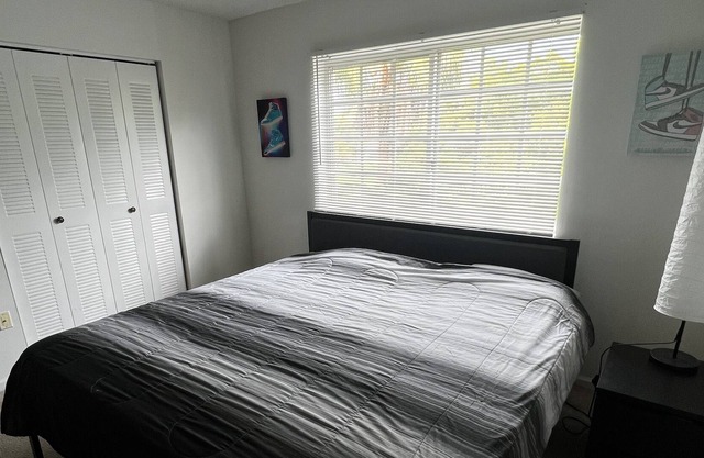Super Cozy and Convenient 1/1 with lake view apartment in Miramar fits 4 people!