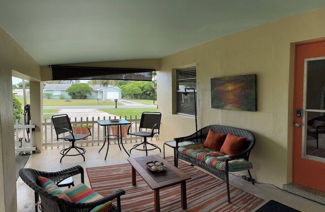 Super Cute & Clean Pet Friendly Cottage near Beaches & Quaint Downtown Stuart