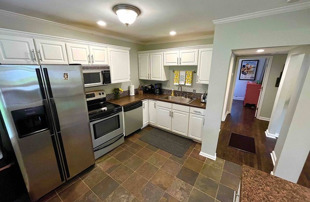 *SUPER CuTe & cOoL COTTAGE + White Picket Fence!! CONVENIENT LOCATION!