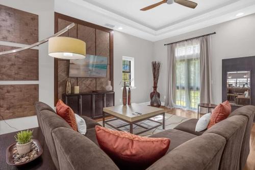 Super Lux 4BR Townhouse - 1 Mile from Disney World- Resort Pool & Jacuzzi , Gym, with Enchanted Garden