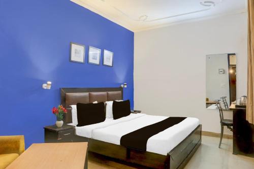 Super OYO Townhouse Anmol Residency Near Saket Metro Delhi