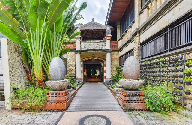 Super OYO Townhouse Oak Maxi Hotel Legian