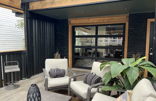 Super Stylish home w/huge balcony, one block from New Orleans Streetcar line!