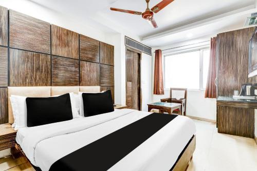 Super Townhouse Arakashan Road Paharganj formerly Mohan international