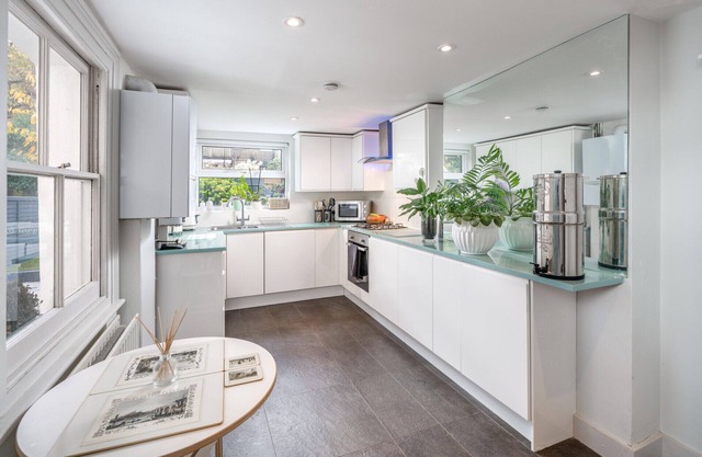 Superb 4-bedroom house w/private garden in Clapham