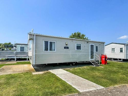 Superb 6 Berth Caravan At St Osyth Beach, Near Clacton-On-Sea Ref 28008Mc