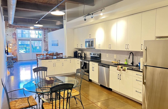 Superb apartment downtown w/outdoor amenities