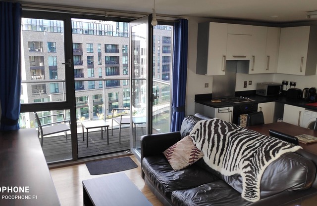 Superb family friendly modern double bedroom in Zone 2 near Stratford!