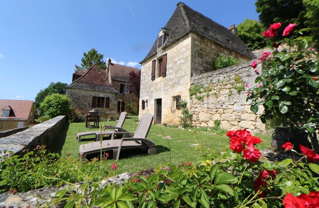 SUPERB FAMILY HOUSE OVERLOOKING THE VALLEY IN THE HEART OF THE BLACK PERIGORD