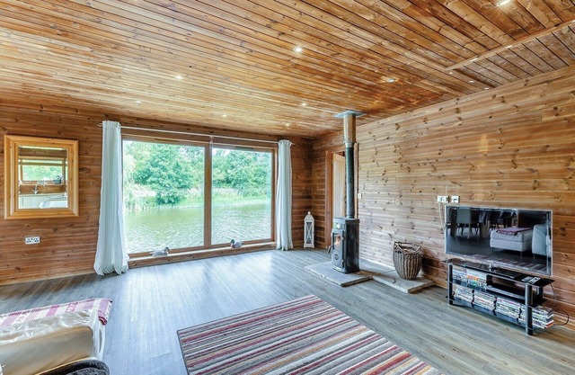 Superb lodge perched on the lake, perfect for romantic breaks.