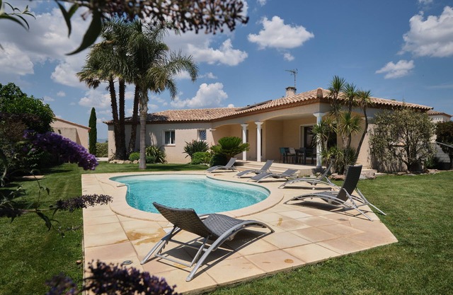 Superb new air-conditioned villa with swimming pool, 10 minutes from the beaches, and shopping areas.