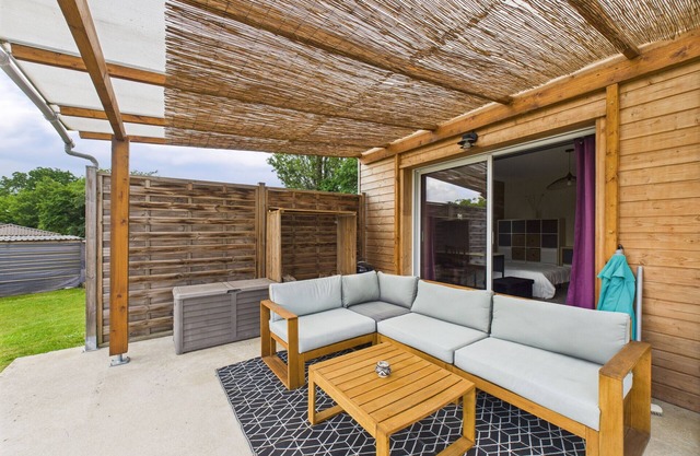 Superb one-storey house with swimming pool for 6