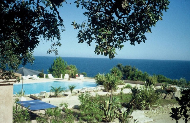 Superb villa with sea view OR gardens in a residence with swimming pool in Solenzara.