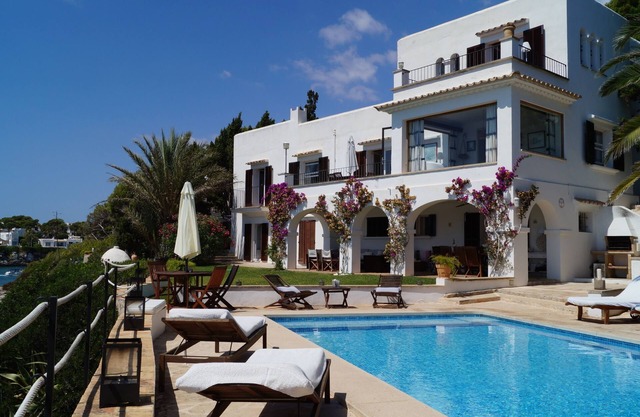 Superb Waterfront Old Style Villa with Large Private Pool and direct Sea Access!