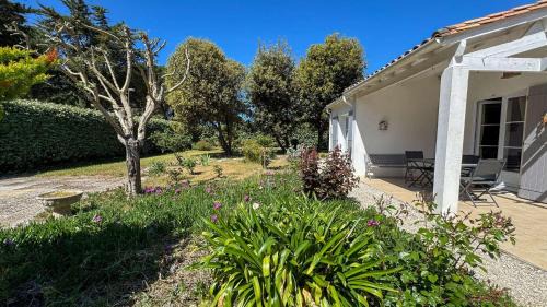 Superbe villa de plain-pied avec parking et jardin