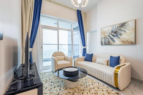 Superhost- 1BR Near Miracle Garden, Pool and Gym, Balcony Arjan