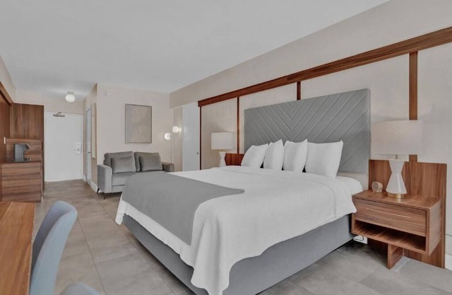 Superior King Unit in The Garden Hotel | Walk to Lauderdale-by-the-Sea Beach