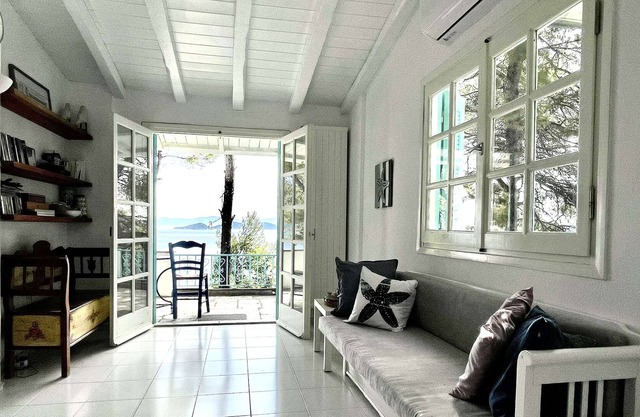 Supernova: Villa for 10 under the trees of Kanapitsa near the beach