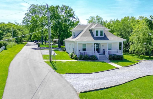 Superstar Country Retreat - Historic Franklin Home