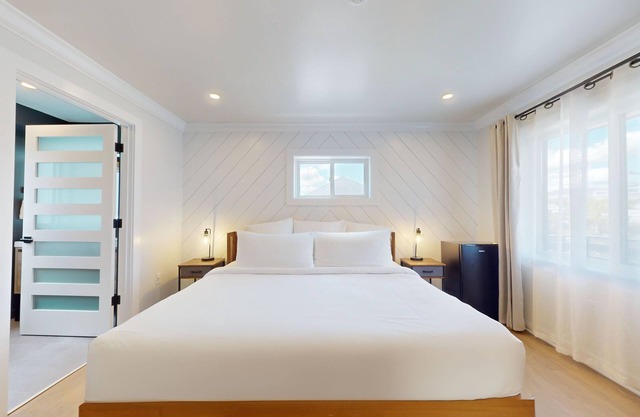 Surf Club - King Bed, 2 Mins to OC Beach & POOL