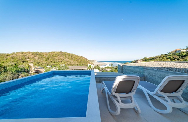 Surf-Friendly Penthouse – Ocean Views, 3-Min Walk to the Beach