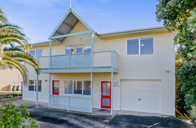 Surf Lovers - 28 Seagull Ave, Chiton
