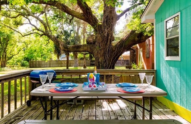 Surf Shack - Fun, Retro Cottage In A Prime Location! Enjoy Your Morning Coffee On The Shaded Deck. 1 Bedroom Home by RedAwning