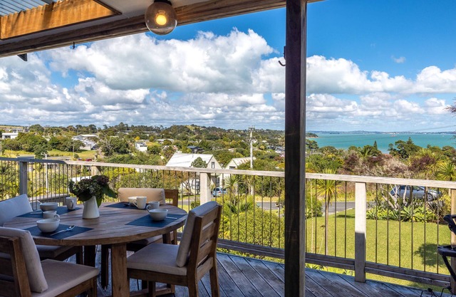 Surfdale Sunspot: Spa Escape Waiheke