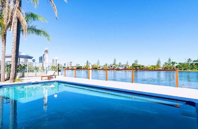 Surfers Paradise Unique 7-Bedrooms Waterfront Holiday Home