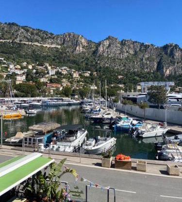 Surplombant le port de Beaulieu sur mer