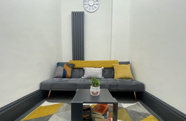 ★Swanky 2-Bedroom Ensuite Apartment. WIFI 110MBPS★ Sleeps 4 ★