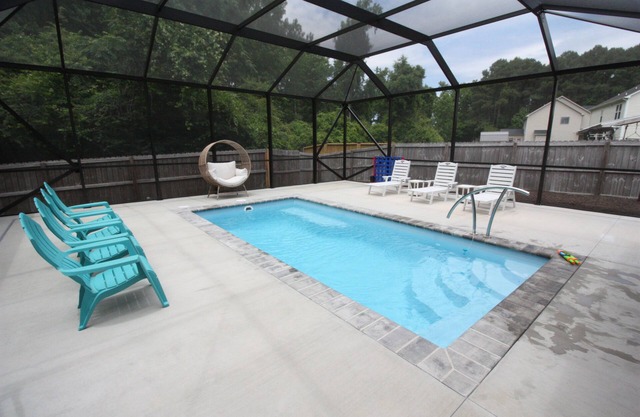 Swansboro Place: Temp-Controlled Screened Pool & Game Room