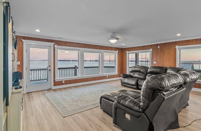 Swansboro's "Seaside Bliss" Apartment! ★Epic Sunsets★Walk Everywhere! ★Dock